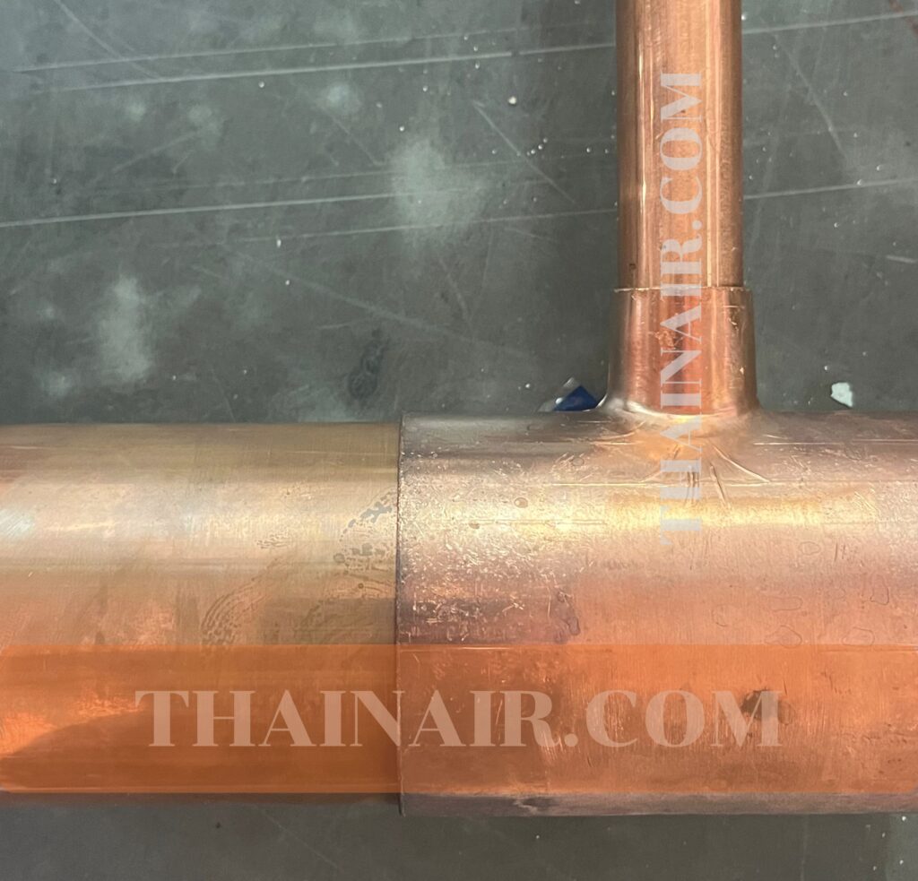 ท่อทองแดง Type L 2-5/8 เป็นท่อเมน ต่อกับ สามทางลดทองแดง เพื่อส่ง ท่อทองแดง Type L 7/8 เป็นท่อสาขา ขึ้นชั้นบน
